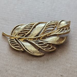 Napier brooch Gold tone Leaf